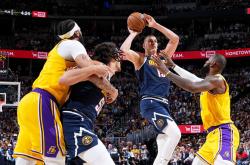 开云体育APP下载-赛场情绪剧烈波动，胜负难预测