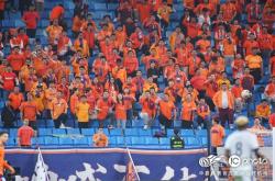 开云官网-球迷们欢呼雀跃，看着球员们奋战赛场，不禁为之振奋