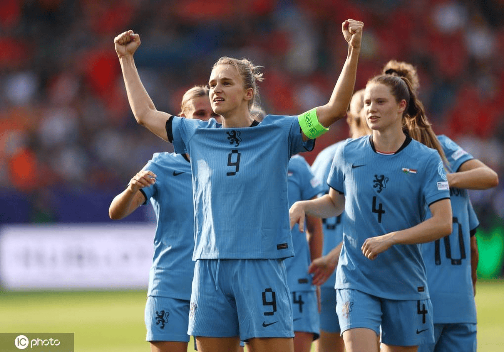 荷兰国家女子足球队击败对手，实现胜利