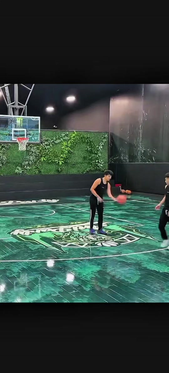 篮球明星在社交平台上分享居家锻炼视频