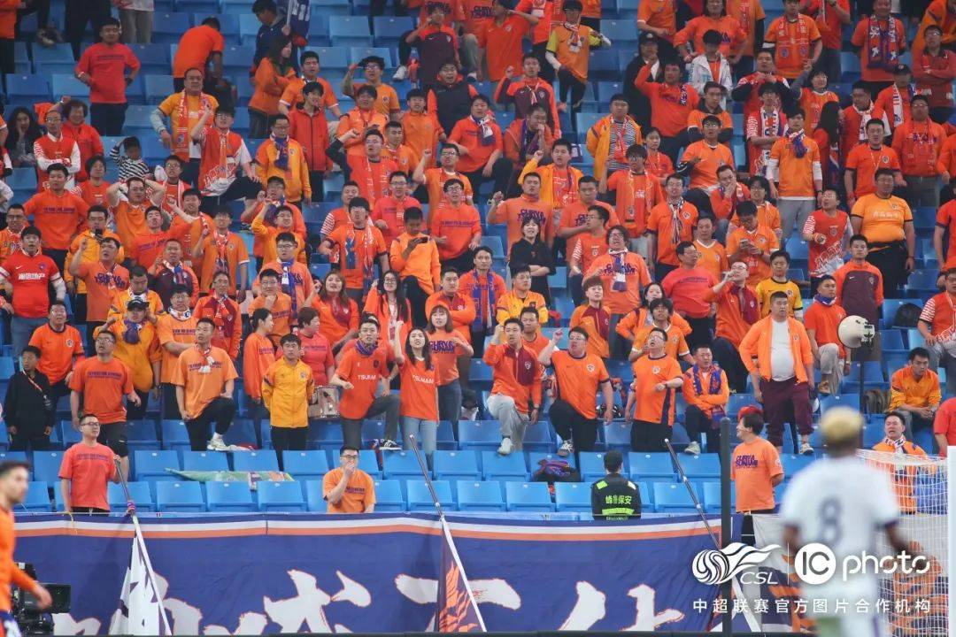 球迷们欢呼雀跃,看着球员们奋战赛场,不禁为之振奋 球迷们欢呼雀跃,看着球员们奋战赛场,不禁为之振奋