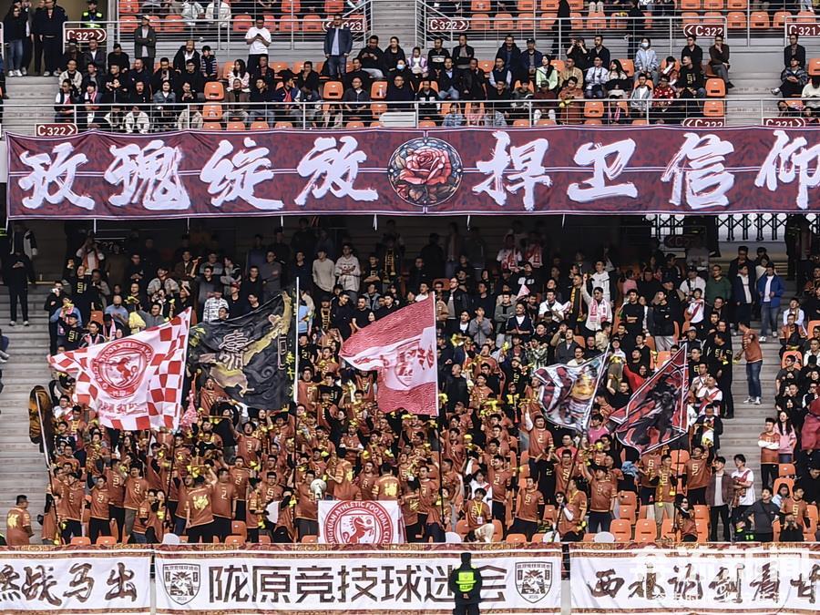 球迷们欢呼雀跃,看着球员们奋战赛场,不禁为之振奋 球迷们欢呼雀跃,看着球员们奋战赛场,不禁为之振奋