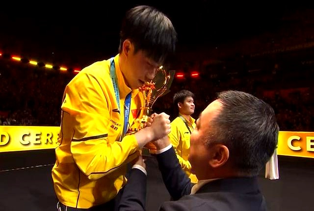 中国队再次捧起亚洲杯冠军奖杯的简单介绍